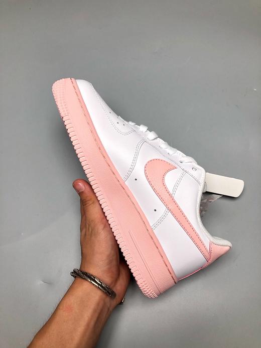 Air Force 1 Pink Foam White LF粉白空军一号 货号：CV7663-100 这款白配粉红色Air Force 1 GS采用两色调的粉红色泡沫皮革鞋面，可以为旋转带来可爱的外观 商品图1