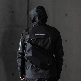 哥们，背上这款硬核机能包，让你夏日里酷到爆