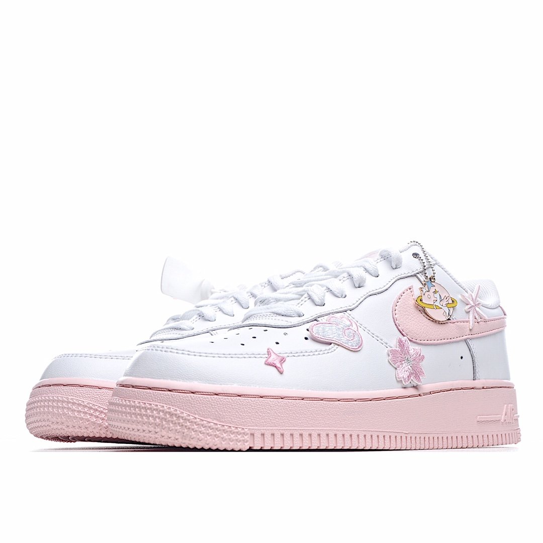 Air Force 1 Pink Foam White LF粉白空军一号 货号：CV7663-100 这款白配粉红色Air Force 1 GS采用两色调的粉红色泡沫皮革鞋面，可以为旋转带来可爱的外观