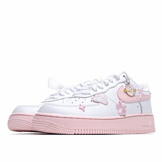 Air Force 1 Pink Foam White LF粉白空军一号 货号：CV7663-100 这款白配粉红色Air Force 1 GS采用两色调的粉红色泡沫皮革鞋面，可以为旋转带来可爱的外观 商品图0