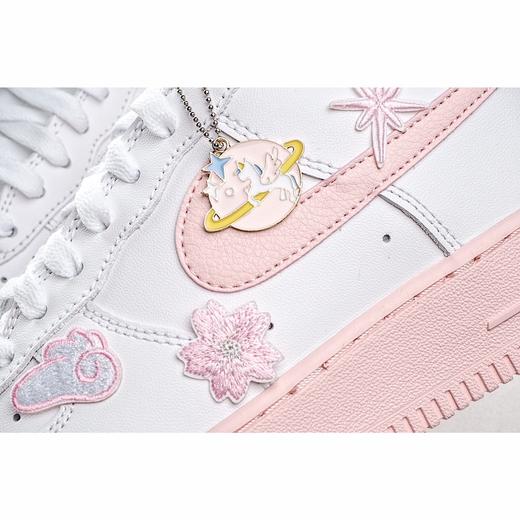 Air Force 1 Pink Foam White LF粉白空军一号 货号：CV7663-100 这款白配粉红色Air Force 1 GS采用两色调的粉红色泡沫皮革鞋面，可以为旋转带来可爱的外观 商品图2