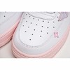 Air Force 1 Pink Foam White LF粉白空军一号 货号：CV7663-100 这款白配粉红色Air Force 1 GS采用两色调的粉红色泡沫皮革鞋面，可以为旋转带来可爱的外观 商品缩略图1