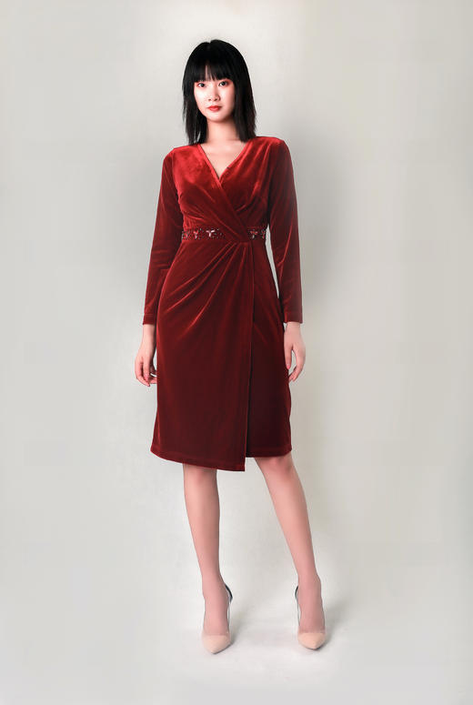 V领腰部钉珠中长袖连衣裙 商品图0