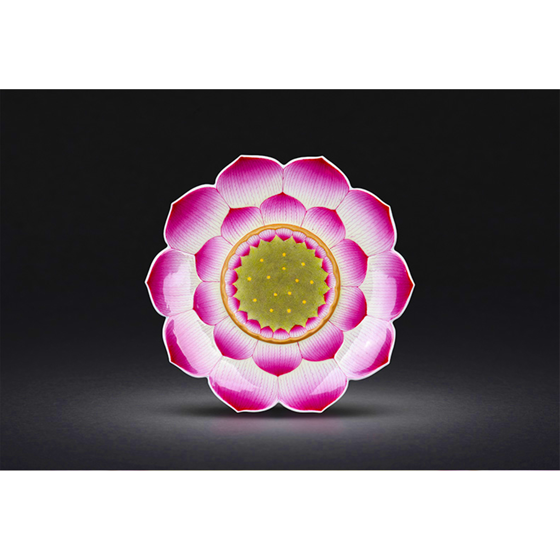 手绘珐琅彩莲花盘