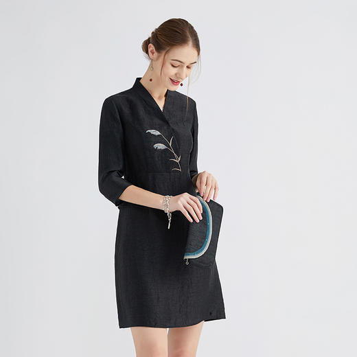 TANGY Collection/天意2020秋季新品卢野系列精美刺绣莨绸女士连衣裙 商品图2