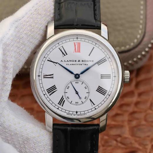 MKS朗ge经典1815系列包豪斯风格四分之三甲板黄金套筒鹅颈微调，独立研发的机芯，市场独家拥有这款1815系列堪称手动表中最漂亮的一款，低调奢华上档次厚度40mm*8.5mm。 商品图0