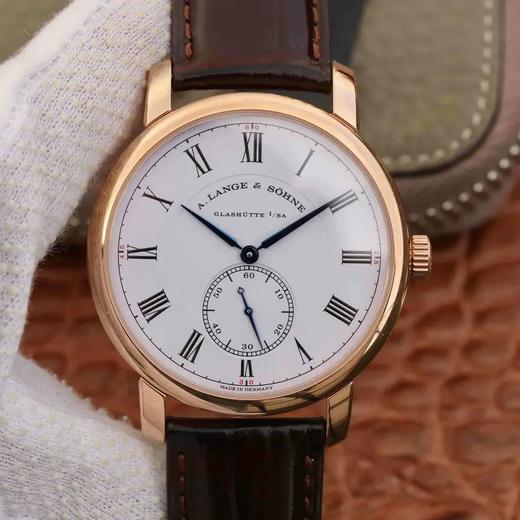 MKS朗ge经典1815系列包豪斯风格四分之三甲板黄金套筒鹅颈微调，独立研发的机芯，市场独家拥有这款1815系列堪称手动表中最漂亮的一款，低调奢华上档次厚度40mm*8.5mm。 商品图0