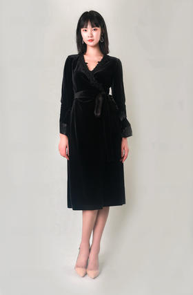 贴花装饰领斜抄连衣裙