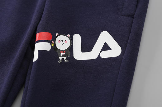 点此购买 斐乐儿童卡通刺绣毛圈卫衣套装 衣格154167