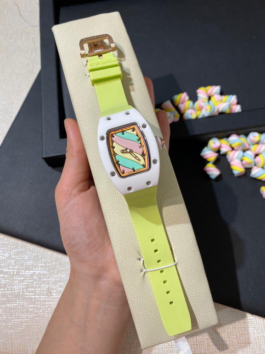 理查德·米勒 RichardMille 珐琅棉花糖 
最新爆款 bon bon系列最稀有的作品！克服传统工艺打破模式！ 商品图0