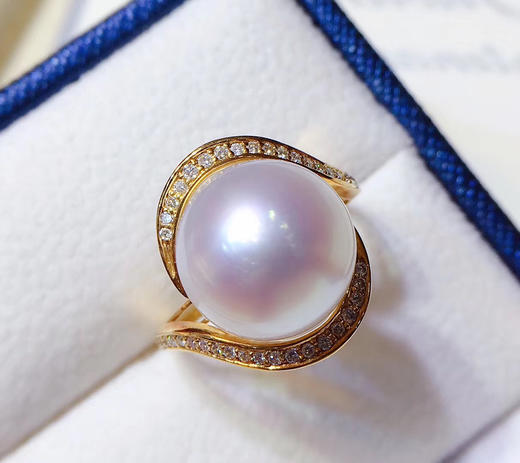 【澳白珍珠戒指】12-13mm,强光泽 极微瑕 微生长纹 带粉光 款式精致