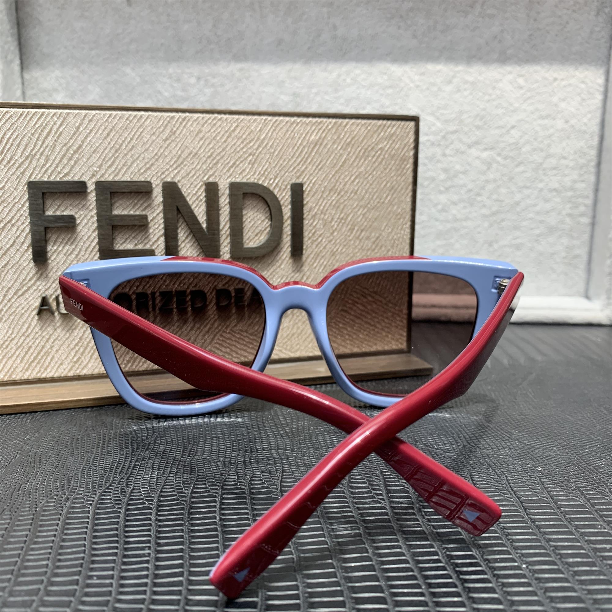 芬迪fendi ff 0121/f/s 双色板材太阳眼镜女款潮流墨镜 现货处理