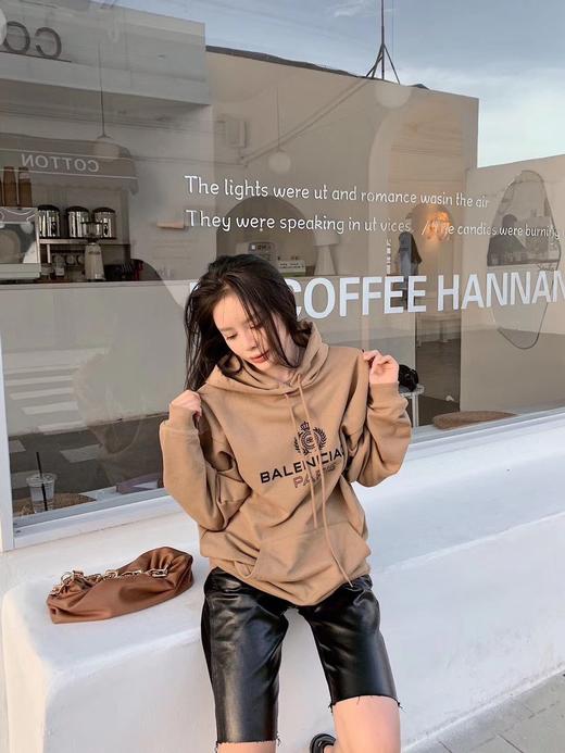 点此购买 巴黎世家男女卡其色麦穗皇冠连帽卫衣 曾154641 商品图3