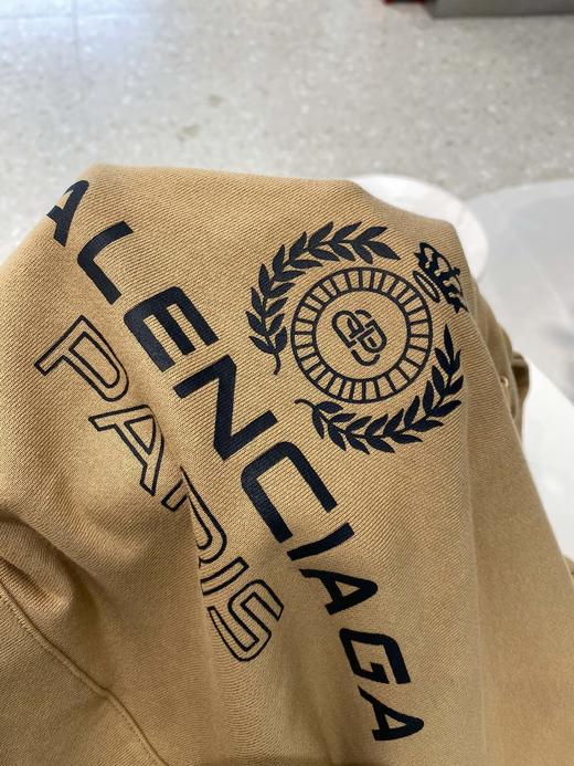 点此购买 巴黎世家男女卡其色麦穗皇冠连帽卫衣 曾154641 商品图13