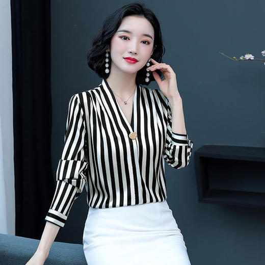 YH-4.a00-791935新款气质V领百搭绸缎小衫 商品图4