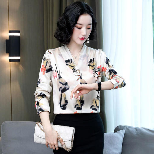 YH-4.a00-791935新款气质V领百搭绸缎小衫 商品图3