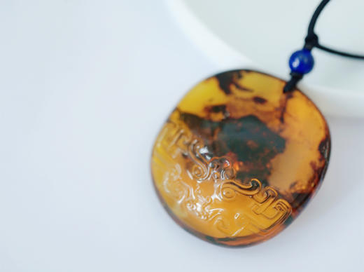 兽面·墨西哥蓝珀2A随形雕件吊坠 特价 商品图1