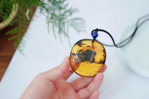 兽面·墨西哥蓝珀2A随形雕件吊坠 特价 商品图0