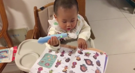 15个月的宝宝已经开始认真读书1