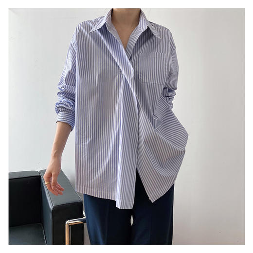 【一粒扣设计款】法风蓝白条纹衫 极简时尚感 不挑身材 领口微微敞开带点小性感 商品图2