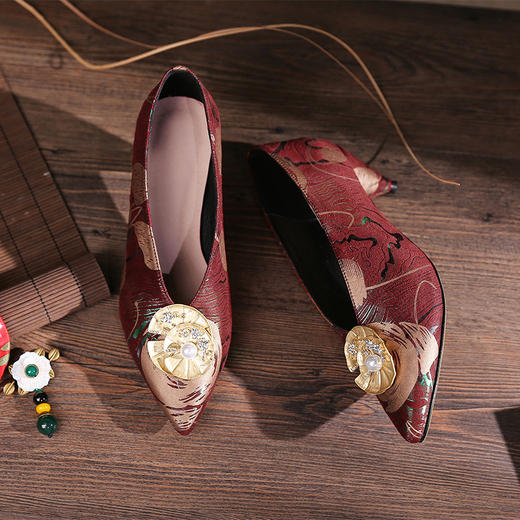 XY-D58-7新款民族风印花尖头粗跟金色花朵真皮大码单鞋WW 商品图0