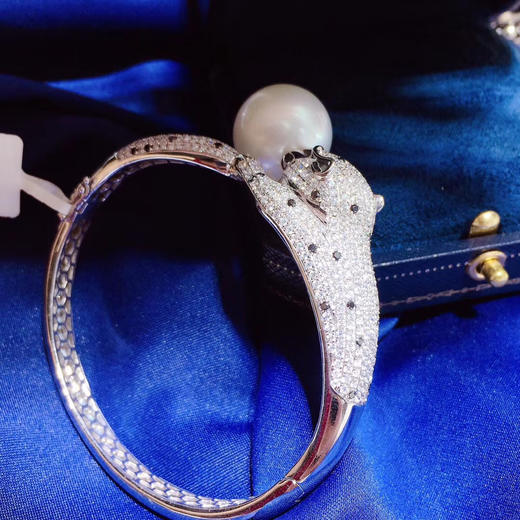 【豪华镶嵌澳白珍珠豹子头手镯】18k 钻重金镶嵌,经典澳白豹子手镯,16