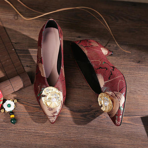 XY-D58-7新款民族风印花尖头粗跟金色花朵真皮大码单鞋 商品图0
