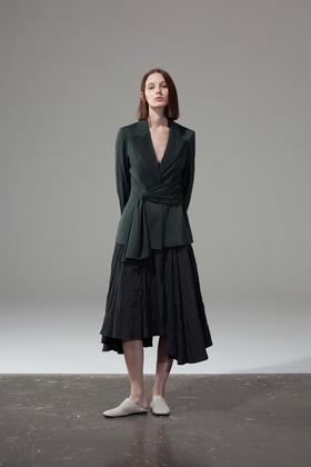 不对称装饰腰带西服