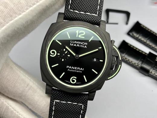 VS2020新品:PAM1118 VS沛 纳海 42MM碳纤维 正在火爆预售中！（预售期间赠送表带一副）致敬经典传奇夜光，全新夜光设计，颠覆传统，传承经典！不拘一格的创新突破，为独具个性的你而来！ 商品图1