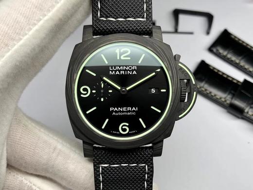 VS2020新品:PAM1118 VS沛 纳海 42MM碳纤维 正在火爆预售中！（预售期间赠送表带一副）致敬经典传奇夜光，全新夜光设计，颠覆传统，传承经典！不拘一格的创新突破，为独具个性的你而来！ 商品图0