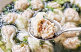 一碗热气腾腾的鲜虾肉馄饨，不想来一口？！ 