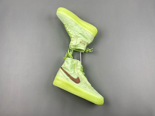 人气网红林露露同款 韩国之旅 时尚穿搭 Nike Air Force 1 Shell WMNS 荧光绿是专为女生打造的帅气空军机能新品鞋身采用保暖 商品图3