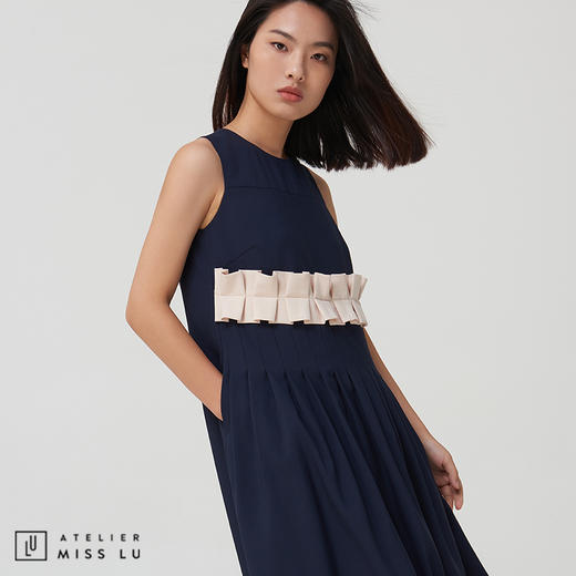 【初秋小可爱】藏青拼奶白无袖压褶娃娃连身裙 商品图1