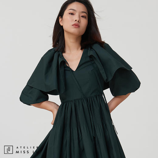 【玩色游戏】深墨绿造型感斗篷V领嘭嘭连身裙 商品图1