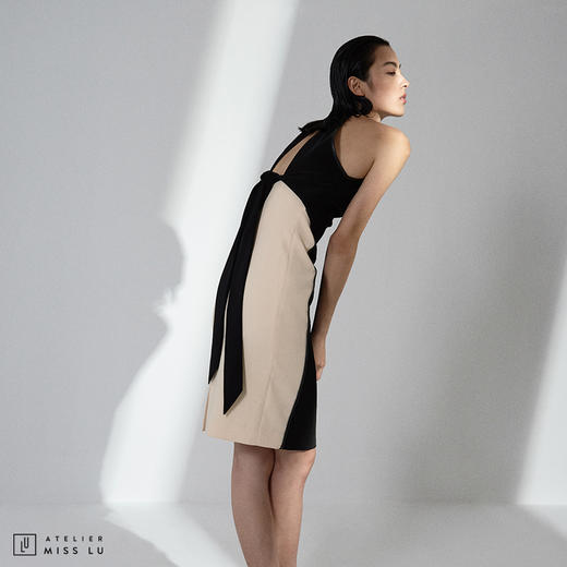 【时刻漂亮】黑白撞色露背镂空系带修身连衣裙 商品图0