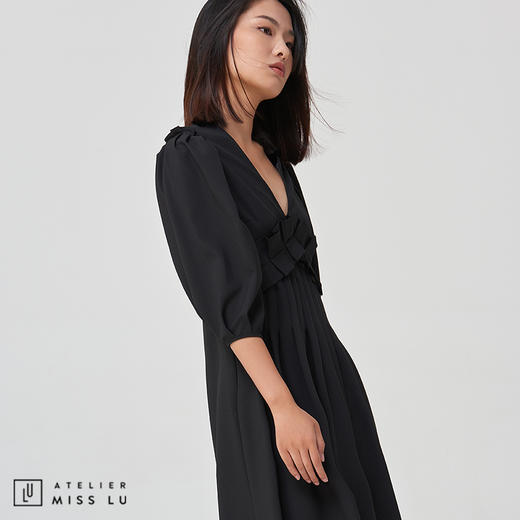 【宝藏ONE PIECE】黑色压褶V领设计感连衣裙 商品图1