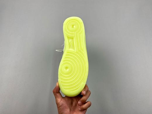 人气网红林露露同款 韩国之旅 时尚穿搭 Nike Air Force 1 Shell WMNS 荧光绿是专为女生打造的帅气空军机能新品鞋身采用保暖 商品图4