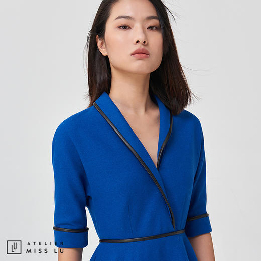 【复古迷情】复古宝蓝羊毛V领皮边设计收腰 商品图3