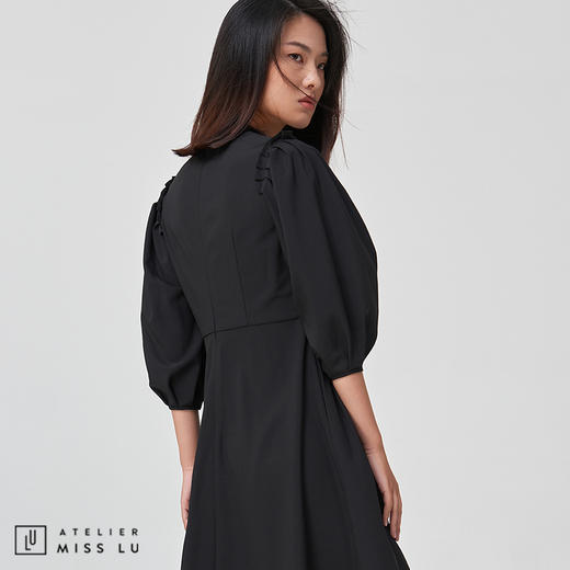 【宝藏ONE PIECE】黑色压褶V领设计感连衣裙 商品图3