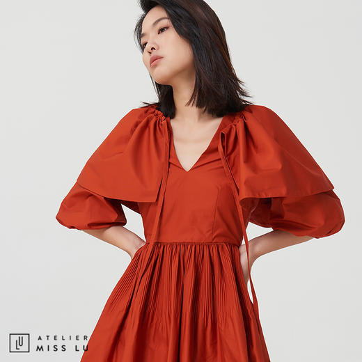 【玩色游戏】枫叶橘造型感斗篷V领嘭嘭连身裙 商品图2