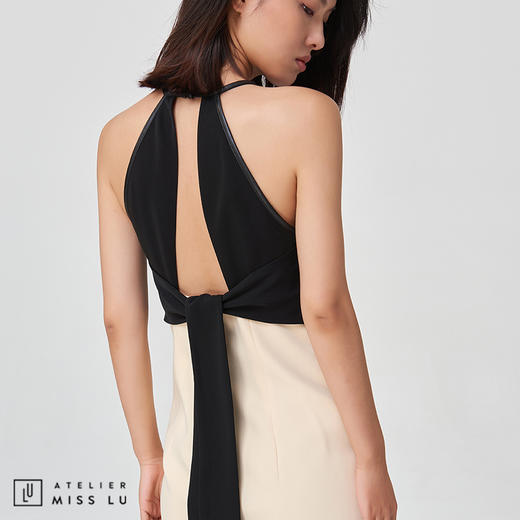 【时刻漂亮】黑白撞色露背镂空系带修身连衣裙 商品图2