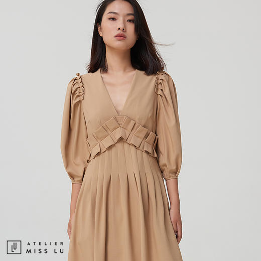 【宝藏ONE PIECE】浅驼压褶V领设计感连衣裙 商品图2