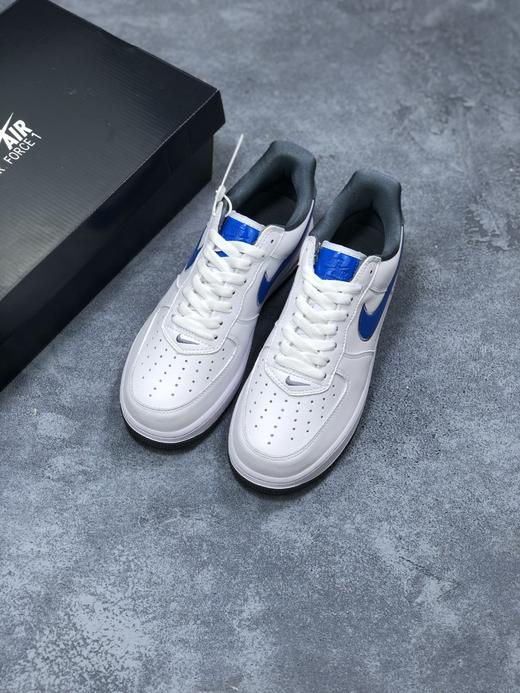 公司级Nike AIR FORCE 1 “白灰镭射蓝勾” 亮眼的色彩搭配 酷炫有劲的进口漆皮材质 透明感十足 商品图2