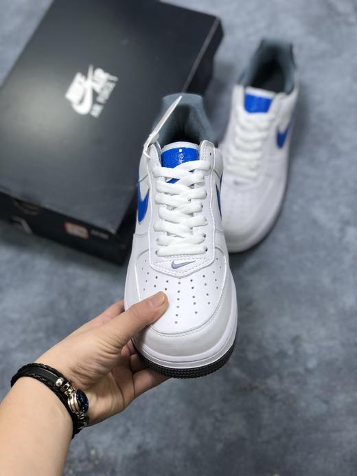 公司级Nike AIR FORCE 1 “白灰镭射蓝勾” 亮眼的色彩搭配 酷炫有劲的进口漆皮材质 透明感十足 商品图1