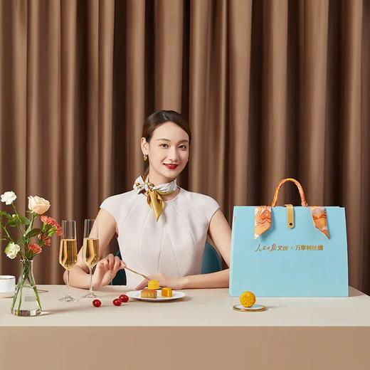 人民日报文创&万事利 · 丝月雅韵 中秋月饼丝巾套装 商品图0