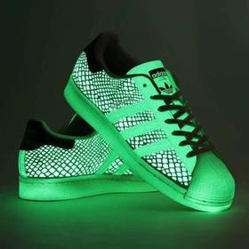 白蛇 这个配色是变色龙 可以吸热变色（在灯光下就可以） adidas Superstar 贝壳头系列诞生 50 周年