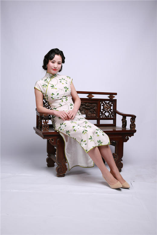 一池春水
荷言HEYAN#一池春水 栀子花印花真丝双绉面料+草绿色盘香扣手工旗袍 商品图5