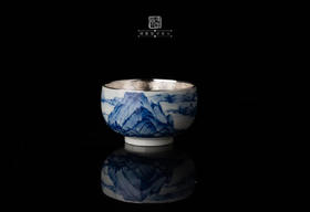 璞圣堂 青花瓷包银品茗杯 联合聿窑品牌非物质文化大师 每一只从烧制，到手绘，再到包银都是严格按照璞圣堂工艺要求，手工制作。每一只杯子都是一件艺术品。