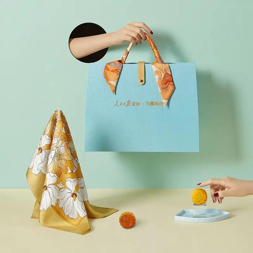 人民日报文创&万事利 · 丝月雅韵 中秋月饼丝巾套装 商品图4