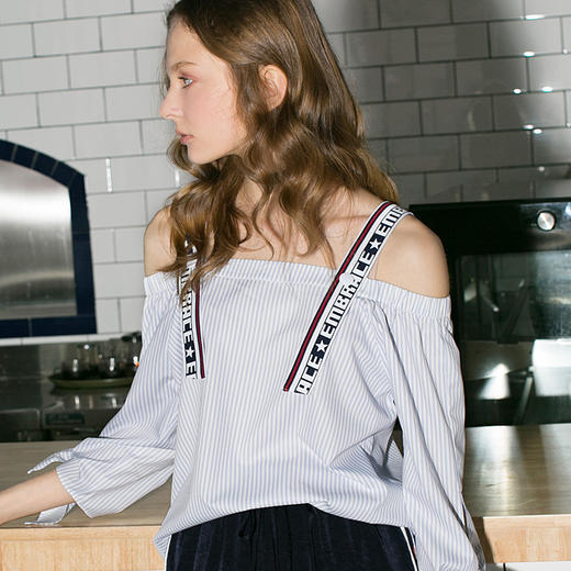 欧芮儿 秋装新款条纹衬衣女中袖字母一字领露肩衬衫女上衣 商品图2
